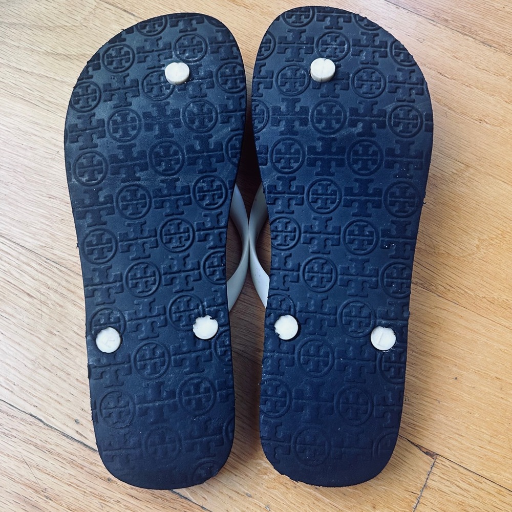 Tory Burch Polka Dot Black and Off White Classic Flip Flop Sandals Size 9 Gold T - Picture 6 of 11